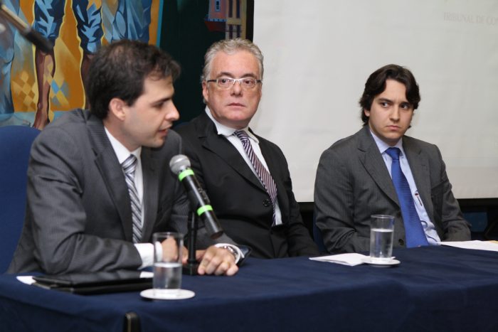 O Procurador do MP de Contas, Daniel Guimarães, o Diretor da Escola de Contas, Márcio Kelles e o Procurador do Estado de Minas Gerais, Daniel Cabaleiro